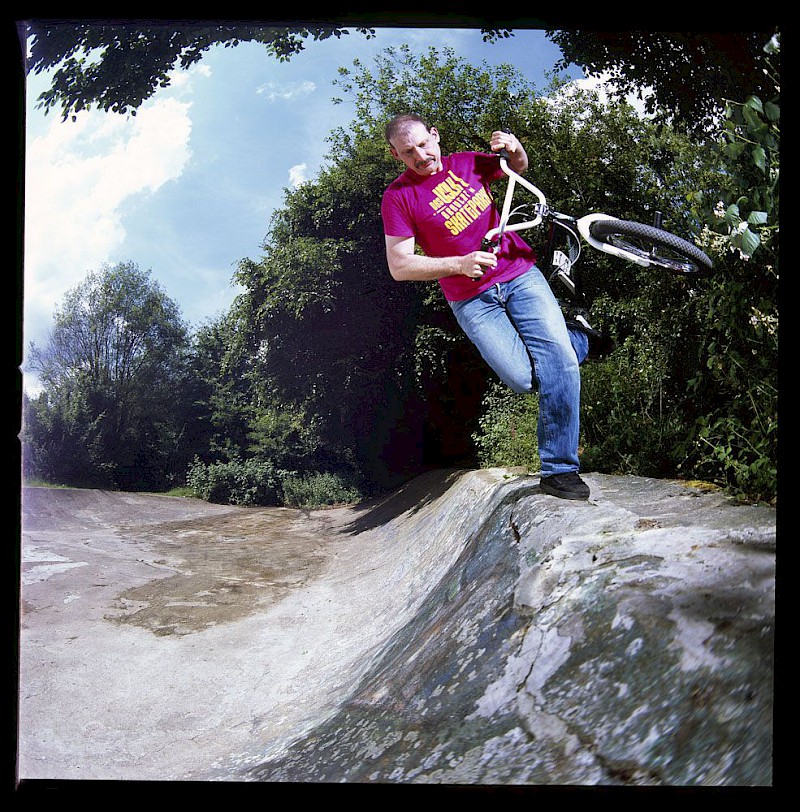 Ralf Maier im Pool zu Porz. Foto: Kay Clauberg