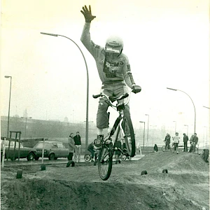 Trick jumps were still allowed back then: One Hander in West Berlin