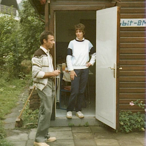 Wolfgang und Karin Fritscher vor der Holzhütte in Bremen-St. Magnus