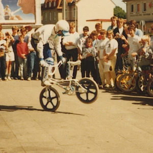 Fronthops auf der eigens dafür entwickelten Gabel in Hamburg, 1985. Foto: Thommy Schuster