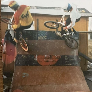 Double Kickturn auf der Quarterpipe am Plaza