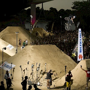 Wieder unter der Brücke - diesmal für Dirt. 2007
