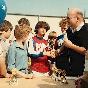 Hans Schauff überreicht die Trophys auf der Golden Mile