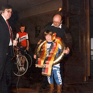 Jan van Eijden wird Pokalmeister 1984. Links daneben Rolf D. Meissner (RIP)